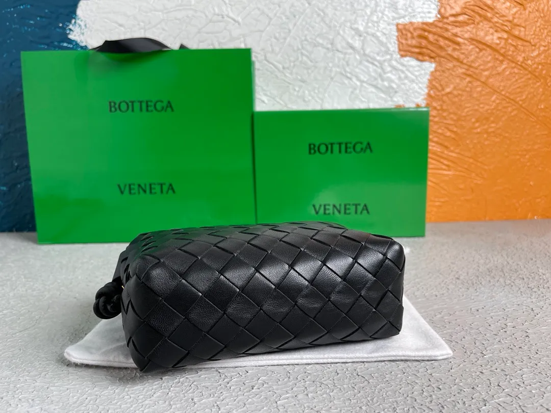 Batch 1120 BOTTEGA VENETA/Bottega 2021 new women's POUCH crossbody bag clutch, lntfecciato woven leather crossbody mini handbag, single internal open pocket, zipper closure, computer embroidered leather shoulder strap can be adjusted in length, model: 30308 Color: black Origin: Italy Size: 17*12*8